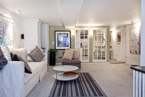 Downtown Large Apartment Guest Suite