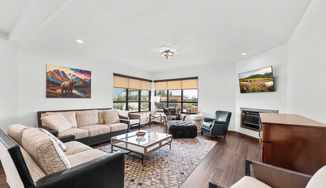 Downtown Penthouse Condo – For 6!