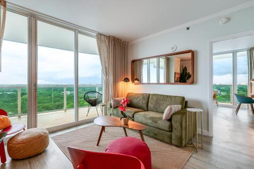 Elegant 2BR Condo at Hotel Arya Full Kitchen Wraparound Views 2 Parking Spots