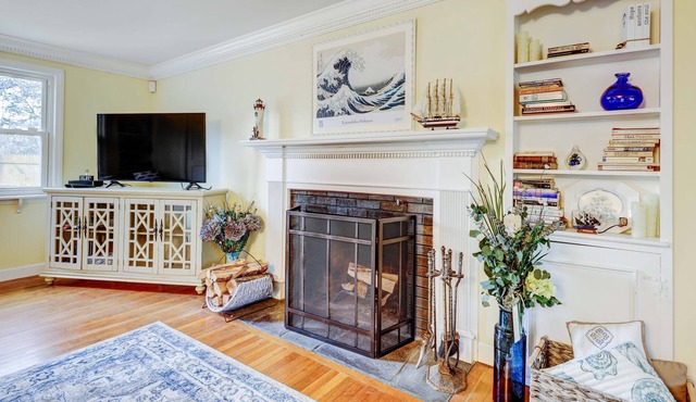Elegant, charming, cozy Cape Cod Cottage with Beach Pass to Barnstable beaches