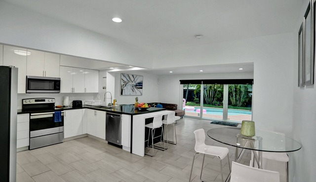 Elegant House with Pool & Tropical Backyard