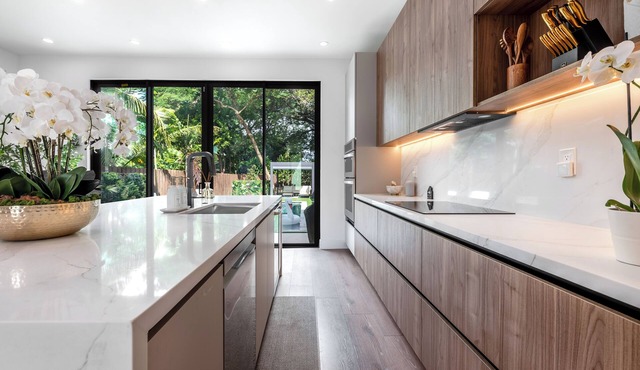 Elegant Luxury Escape W/Pool Oasis & Arcade near Design District