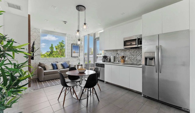 Elegant SoBe 2 Bedroom Apartment