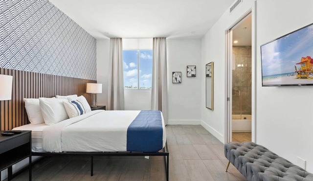 Elegant SoBe 2 Bedroom Apartment