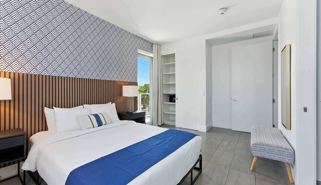 Elegant SoBe 2 Bedroom Apartment