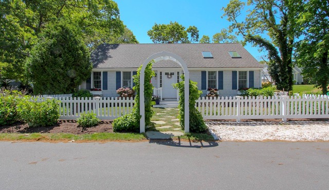 Enchanting 2 Bedroom Cottage - 1 block to Village Center-BEACH PASS-Weekly only