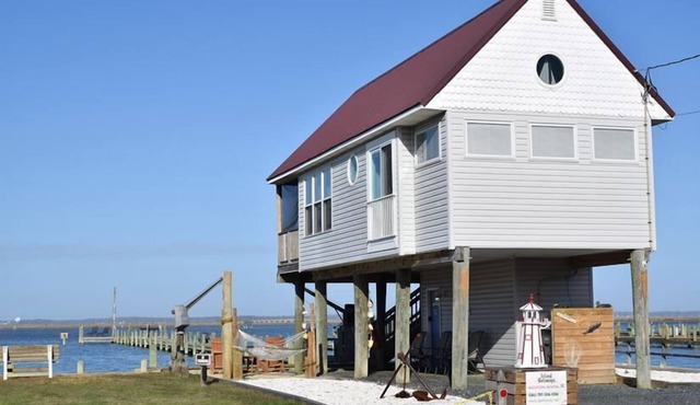 Endless Sunsets- 1BR Waterfront with Private Dock & Screened Porch