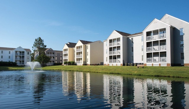 Enjoy our Colonial Style Resort in Williamsburg with Free parking, pool access, mini golf and tennis