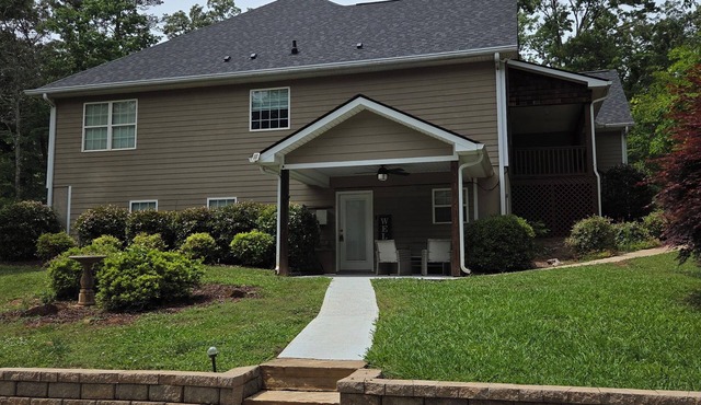 Enjoyable 2-bedroom basement apartment with AC in charming Clarkesville in Clarkesville