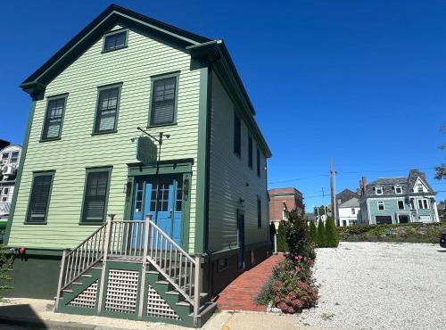 Epic Downtown Newport location w Parking