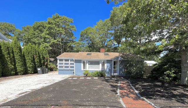 Escape to a seaside cottage in Popponesset. Beach less than 5 minutes away