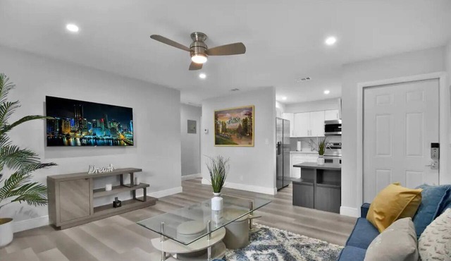 Exclusive 2 Bedroom Condo- Free Parking