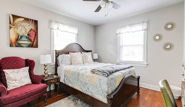 Executive 2BR condo: Free parking, fire pit, and patio.