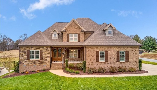 Executuve 3-bedroom house in Stokesdale/Greensboro - 15 Minutes from PTI Airport