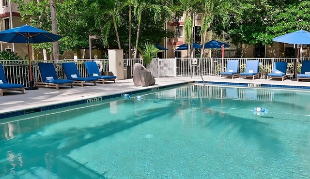 Explore Sawgrass Mills! 2 Large Rooms w/Full Kitchens! Free Breakfast! Pool!