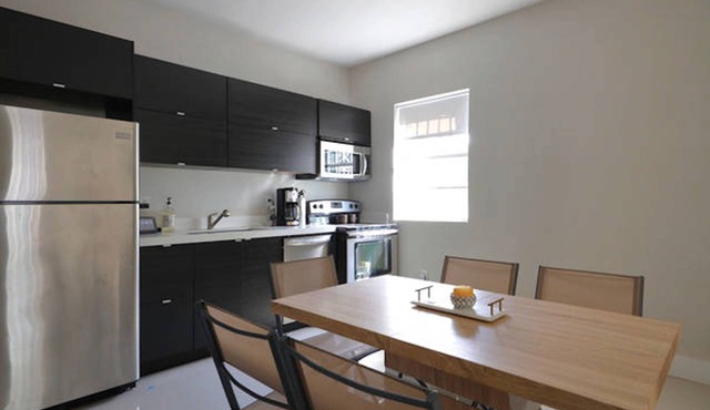 EXTRA LARGE APARTMENT + FREE STREET PARKING