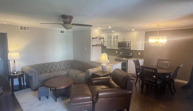 Fabulous condo with AC in the heart of Clifton, 8 mins to Giant’s Stadium
