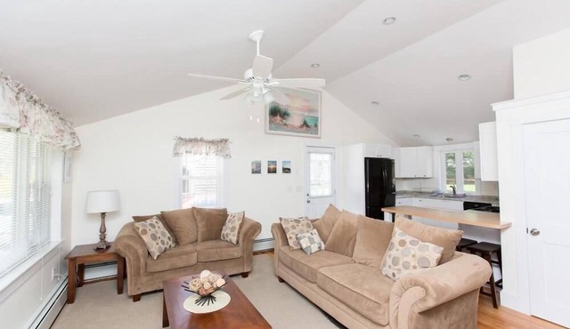 Falmouth: Newly remodeled cottage near beaches and shopping