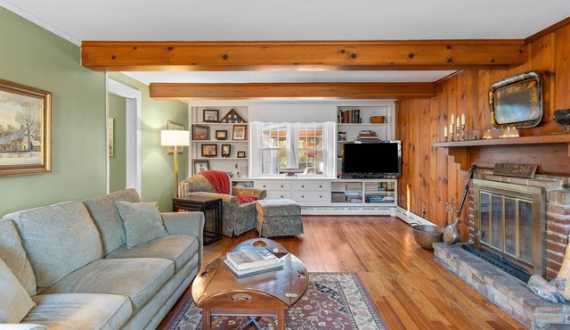 Falmouth Spacious Family Home with fireplace