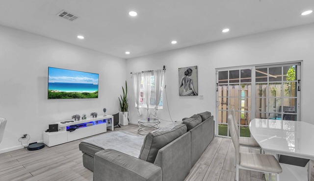 Family and Dog Friendly Townhouse, near to the Beach, build in Sauna & Gym,EV ch