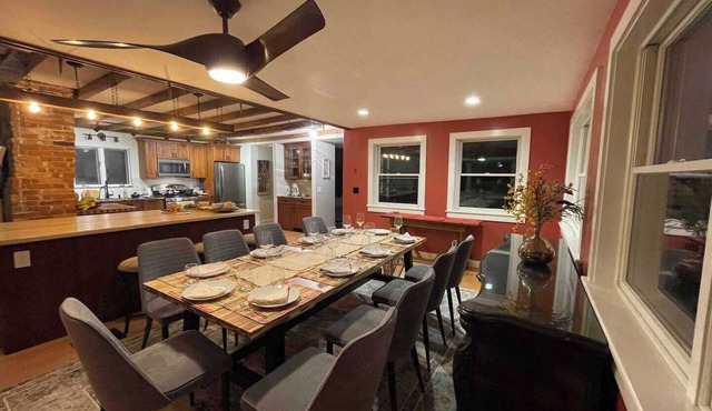 Family Friendly, large dining area, 3 living rooms