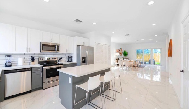 Family-Friendly Townhouse w Private Parking Included