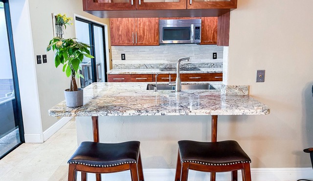 Family Pool House /Heated Salt Pool /Pool Table /7 Beds