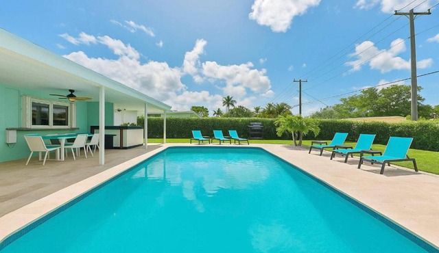 Family Poolside Palm Retreat with Jacuzzi