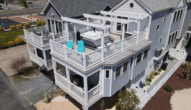 Family Townhouse, Rooftop Jacuzzi, Walk to Beach
