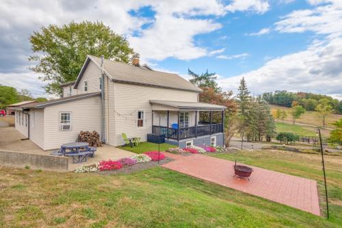 ‘Farmyard Stays’ Dundee Home w/Scenic Views!