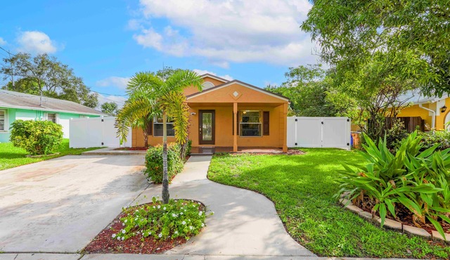 Fenced tropic home ⛱️with outdoor area 3bed/1bath