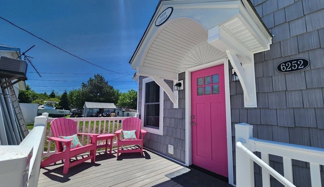 Fern's Cottage- Renovated In-Town Cottage