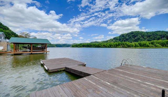 Fire Pit & Floating Dock! Claytor Lake Hideout