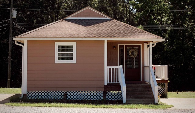 Firefly Hollow — Cottage with King Bed Near MSU