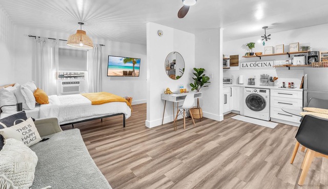 Fits 2, <2 Miles from Beach, Newly Renovated, Pool