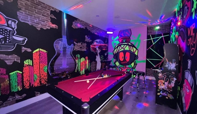 Flamingo Beach Resort/5 Bedrooms/Htd Pool/Game Room/BBQ/Baby items