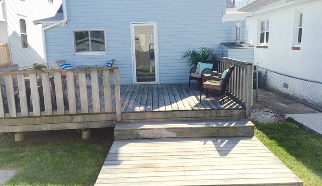 *FLASH SALE for Sept!*1 Bedroom, Yard w/Lg 2 Level Deck, Perfect Location!
