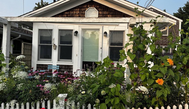 Free standing 1940s Artists Cottage East End near Commercial St. Parking! A/C!