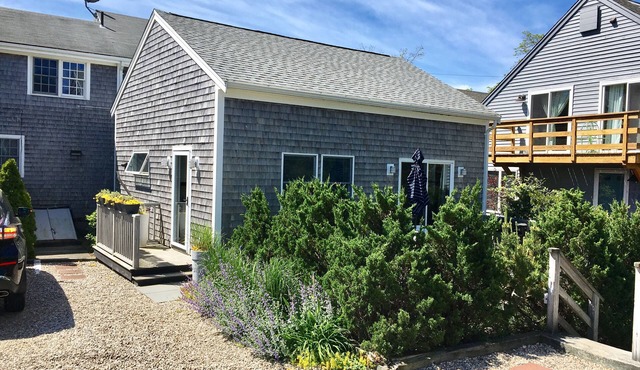 Free-Standing, Spacious, Modern Cottage, 1 Bdrm + loft, town center, 1 parking
