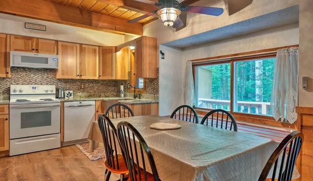 Freshly done, Quiet & very comfortable house in the heart of the White Mountains in Bartlett