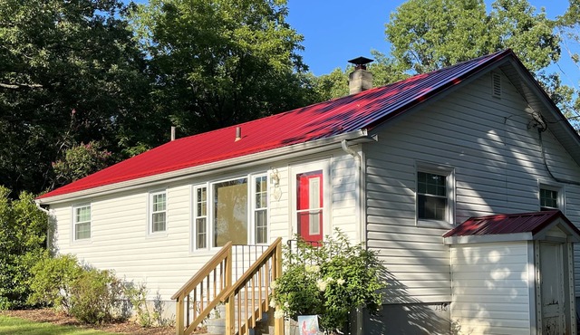 Freshly renovated cozy Farm House with quiet country living! Minutes from town!