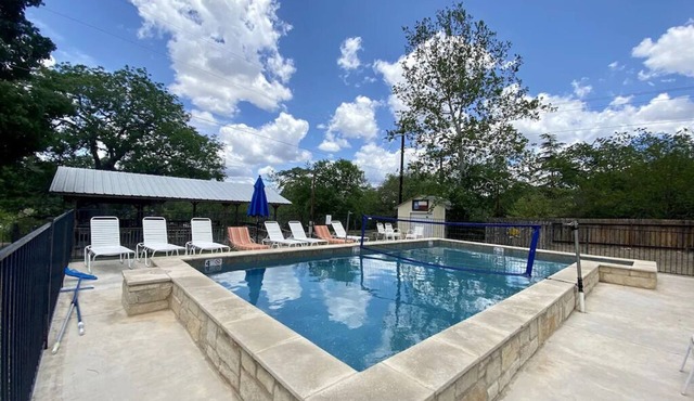 Frio Riverfront House+Bunkhouse, Volleyball Pool, Pavillion!