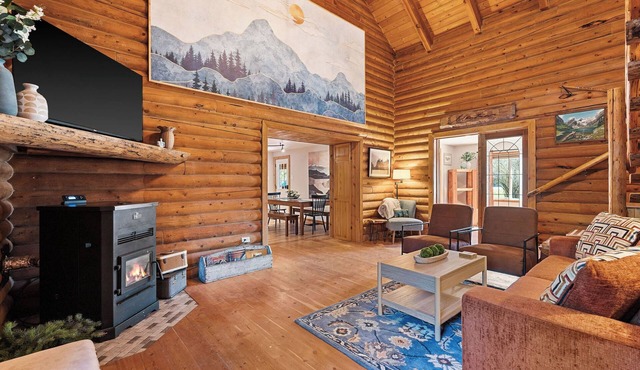 Fully rehabbed log cabin, 15 min to Glacier. 3 queen beds across 2 bedrooms, 2 full baths, fully stocked kitchen, pellet stove & a game loft stocked with 100 movies. The Montana family cabin your family will never stop talking about.