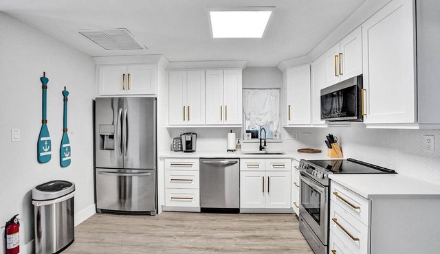 Fully renovated*2 Blocks to Beach*Walk to Shops*Yard*2 Bedroom