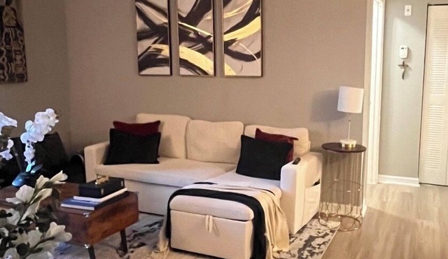 Furnished Fort Lauderdale studio w/Wi-Fi, W/D, pool, gym & unlimited parking