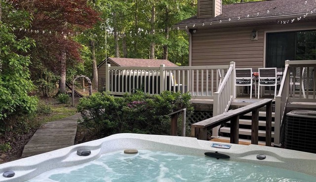 Gated 4 BR, With Lake Access, HotTub