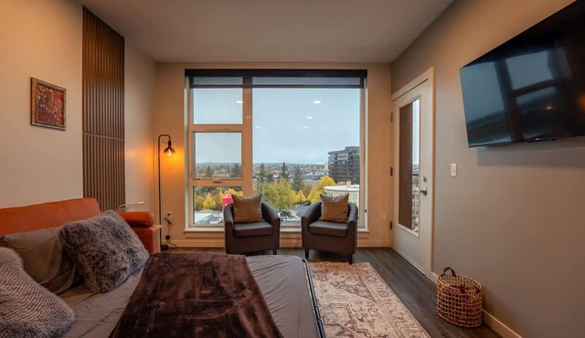 Gated Parking DT 2BR w City View Gym Access