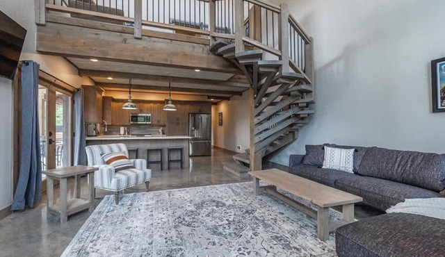 Glacier Park Luxury Condo Hot Tub Garage 2B/2BA
