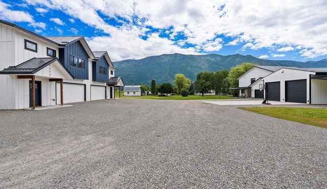 Glacier Retreat Estates - Sweeping Mountain Views!