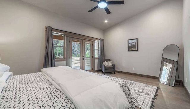 Glacier's Home Base 2BR Condo Garage Private Spa